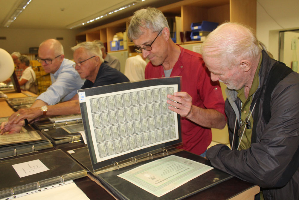 Viewing lots prior to bidding at August 2022 DWA sale Viewing lots prior to bidding at August 2022 DWA sale